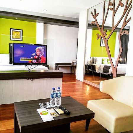 Hotel Victoria River View Banjarmasin  Extérieur photo