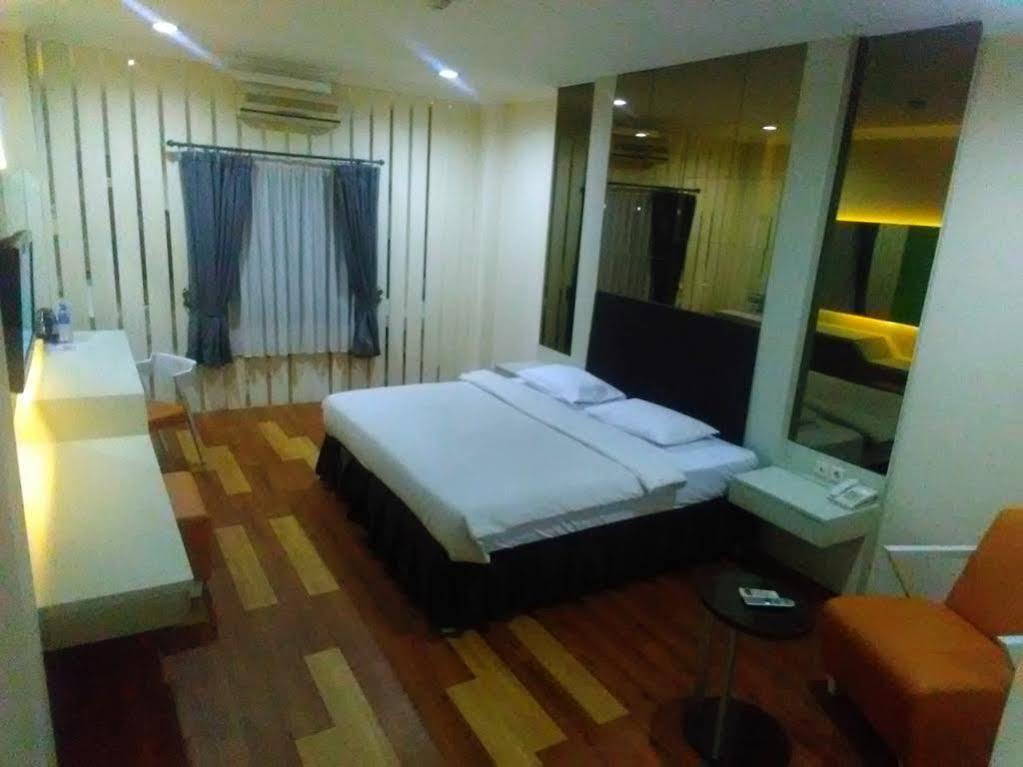 Hotel Victoria River View Banjarmasin  Extérieur photo